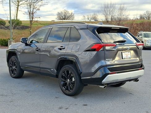 Used 2022 Toyota RAV4 SE image 6
