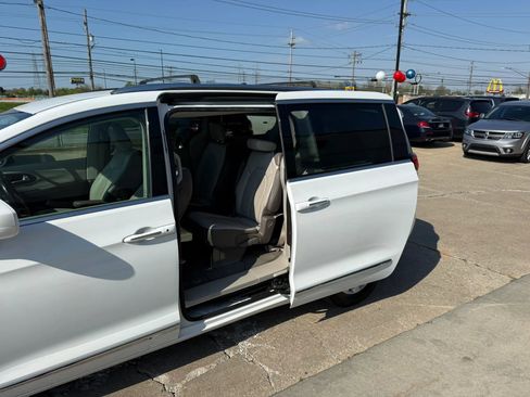 Used 2019 Chrysler Pacifica Touring-L FWD image 20