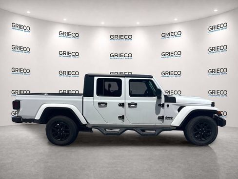 Used 2021 Jeep Gladiator Sport AWD/4WD image 2