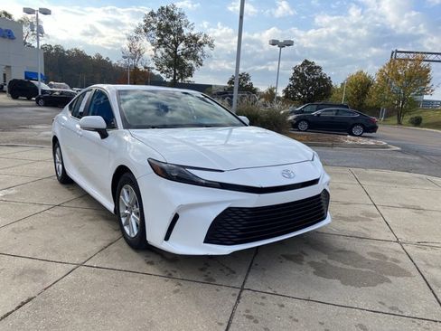 Used 2025 Toyota Camry LE image 2