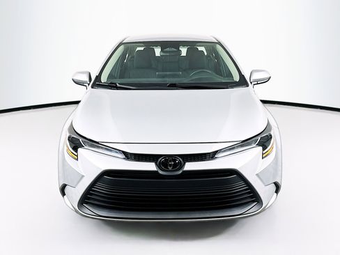 Used 2024 Toyota Corolla LE image 2