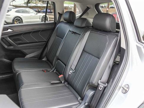 Used 2022 Volkswagen Tiguan SE w/ Panoramic Sunroof Package image 17