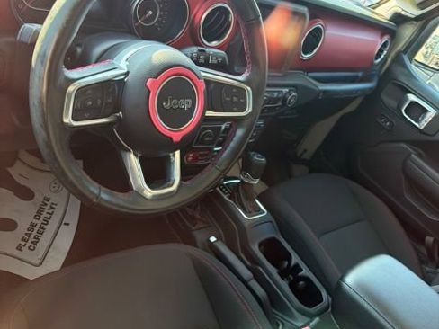 Used 2022 Jeep Wrangler Unlimited Rubicon w/ Cold Weather Group AWD/4WD image 25
