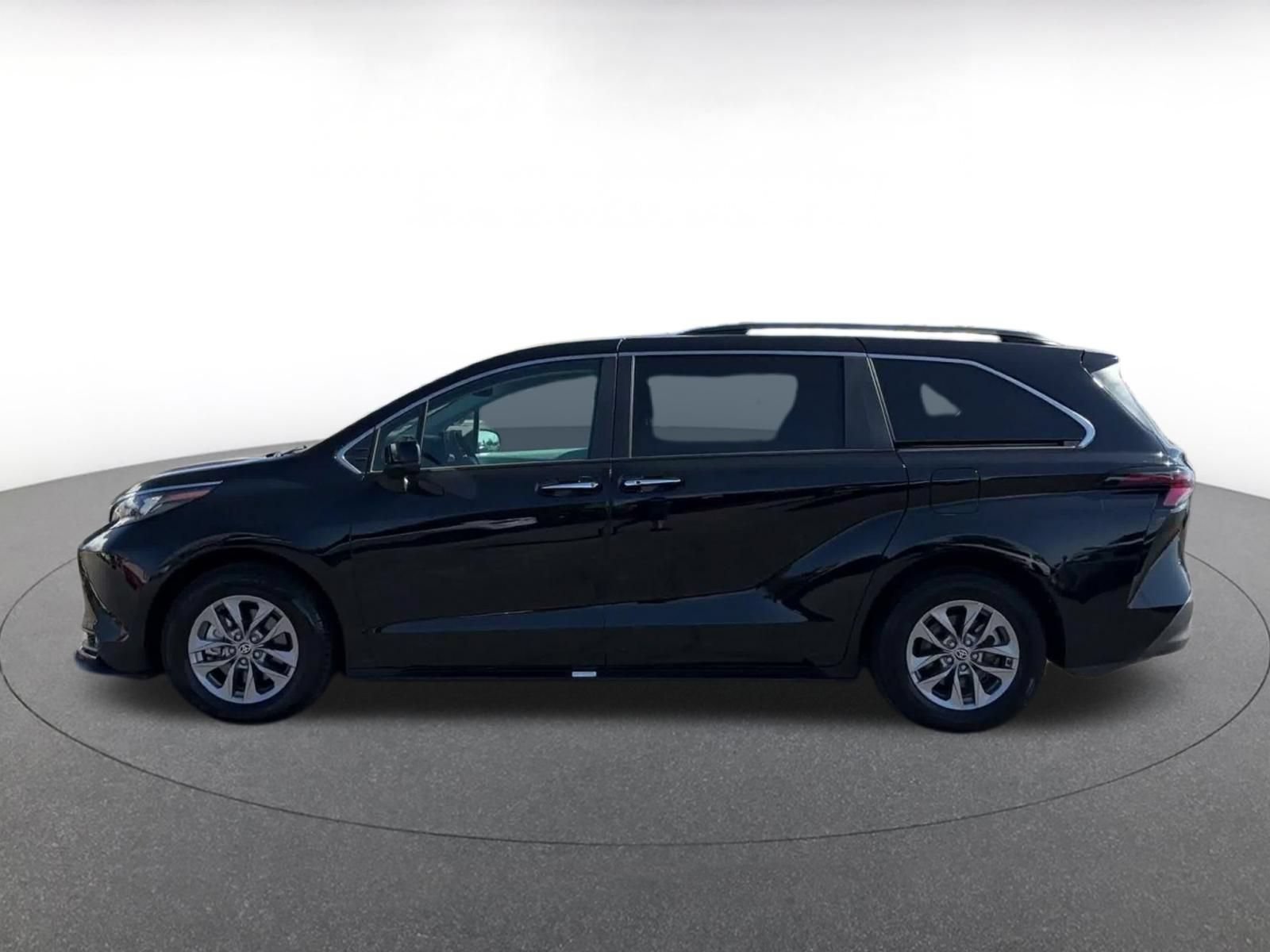 Used 2025 Toyota Sienna XLE FWD image 8