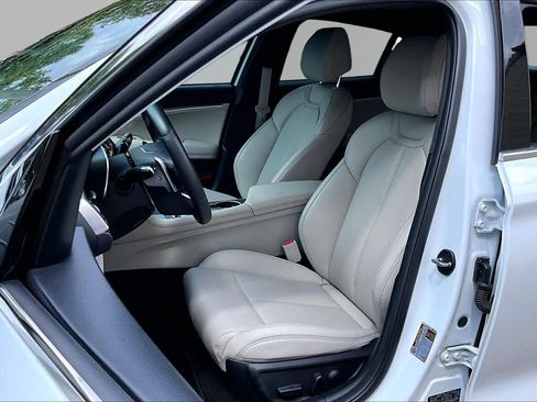 Used 2023 Genesis G70 2.0T RWD image 8