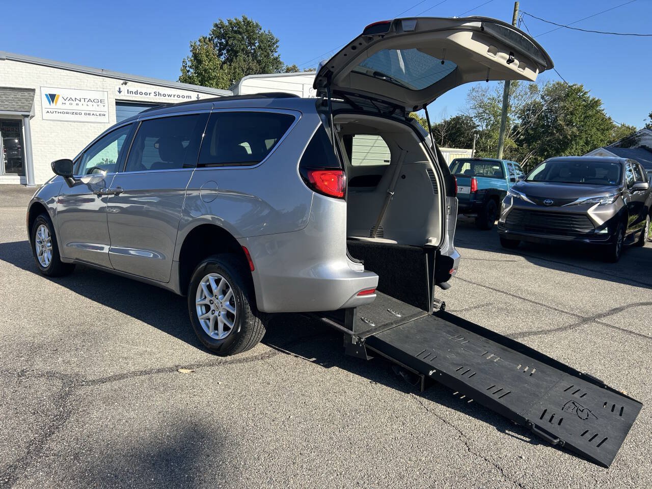 Used 2021 Chrysler Voyager Lxi FWD image 1