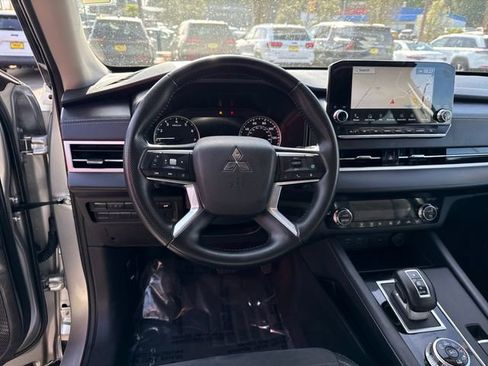 Used 2024 Mitsubishi Outlander SE image 21