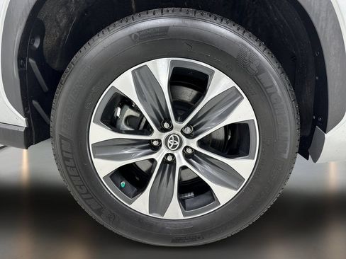 Used 2025 Toyota Highlander XLE FWD image 10
