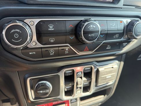 Used 2023 Jeep Gladiator Mojave AWD/4WD image 16