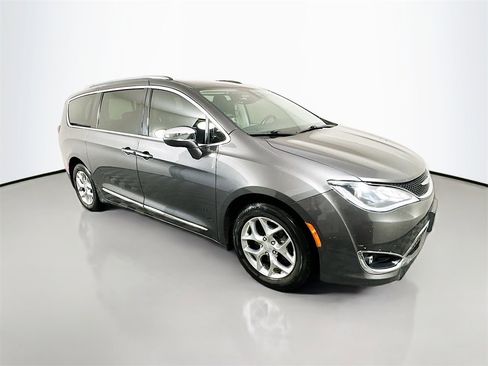Used 2018 Chrysler Pacifica Limited image 1