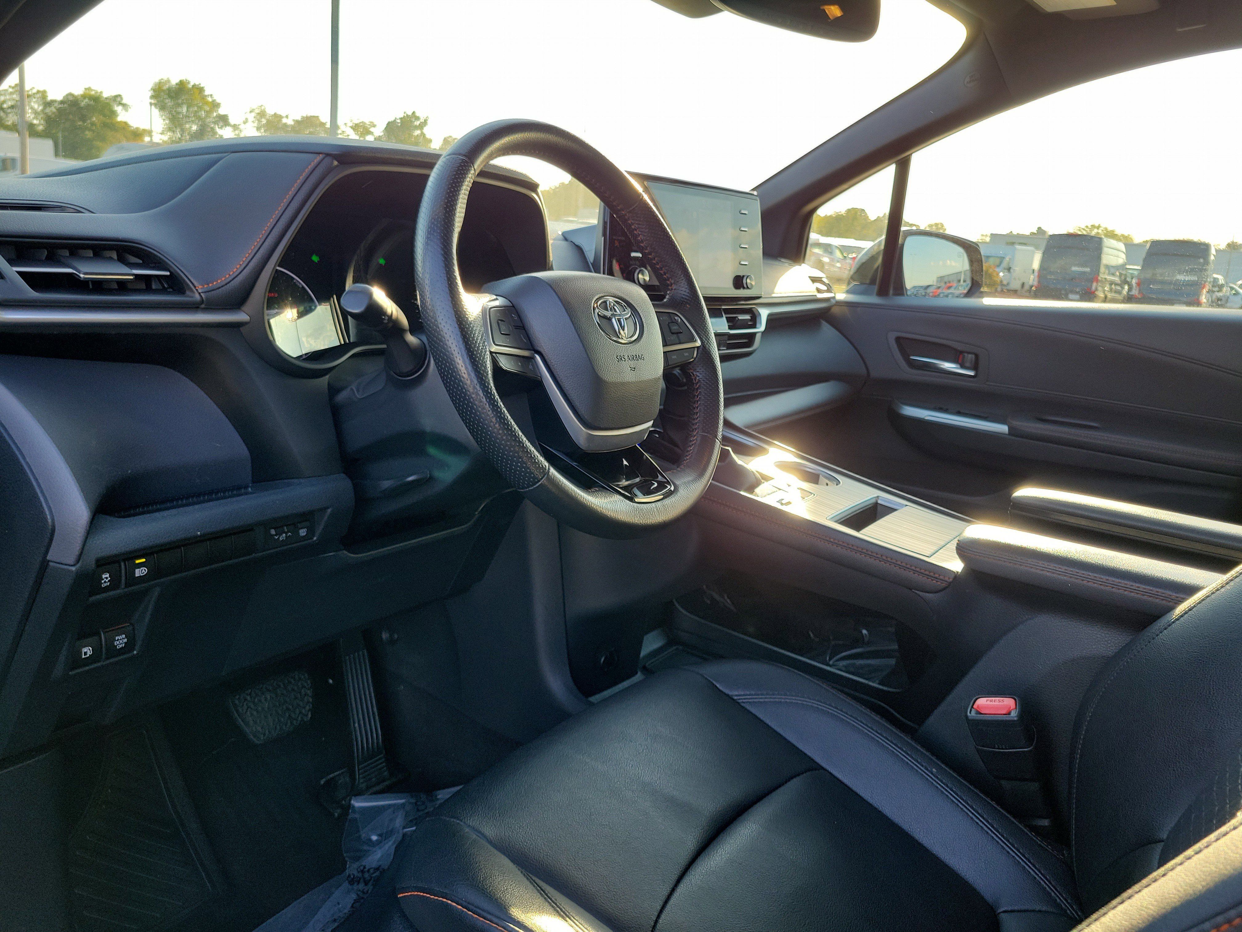 Used 2023 Toyota Sienna XSE FWD image 19
