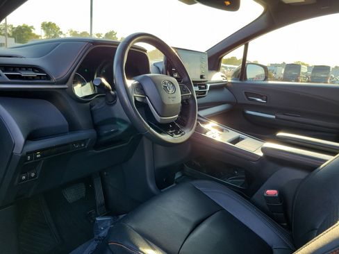 Used 2023 Toyota Sienna XSE image 19