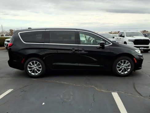 New 2026 Chrysler Pacifica Limited w/ Trailer Tow Group image 18
