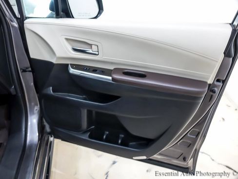 Used 2023 Toyota Sienna Platinum image 31
