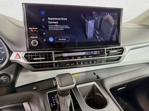 Used 2025 Toyota Sienna XLE FWD image 19