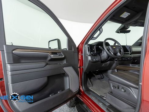 Used 2025 Chevrolet Silverado 2500 High Country w/ Technology Package AWD/4WD image 9