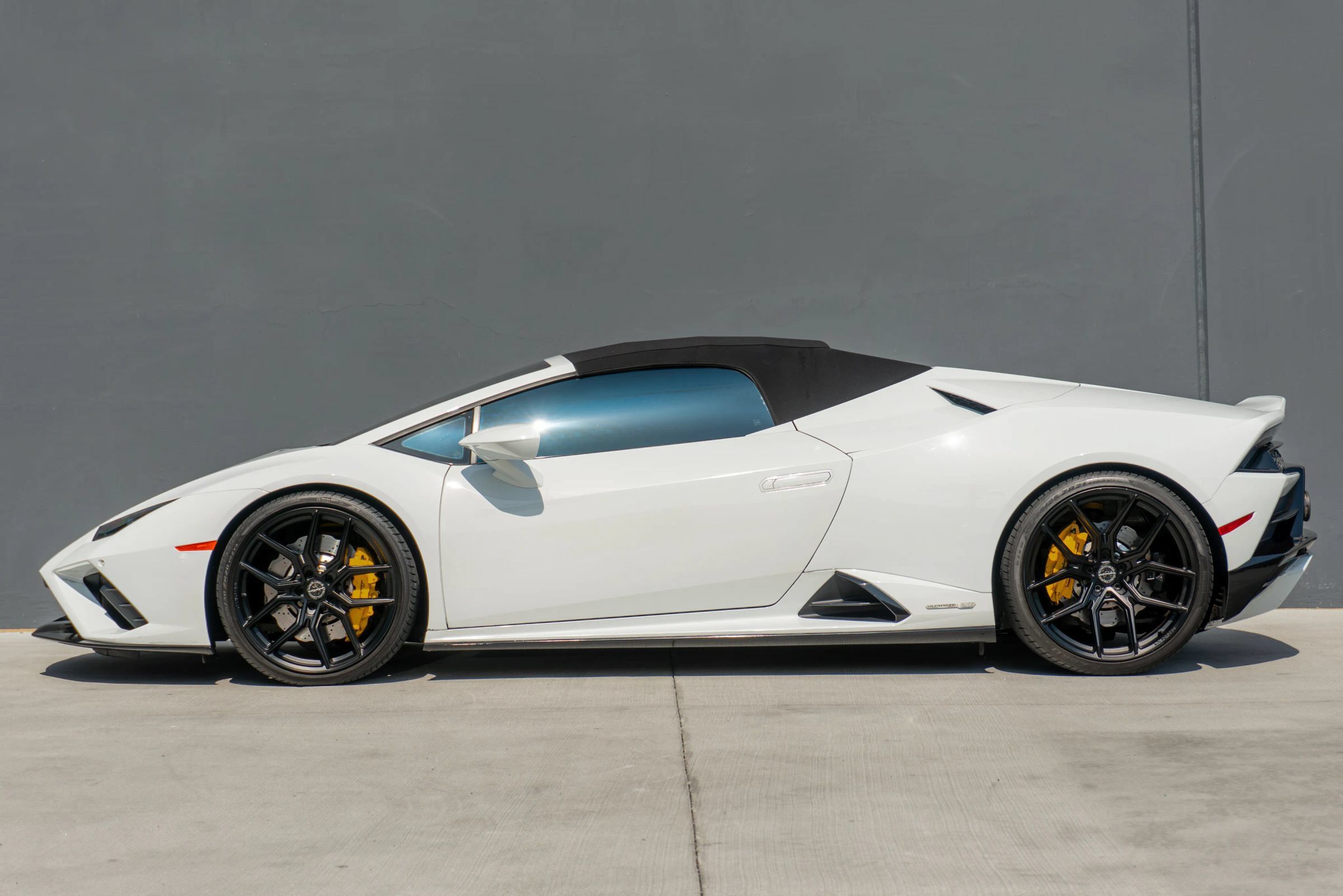 Used 2021 Lamborghini Huracan EVO RWD image 2