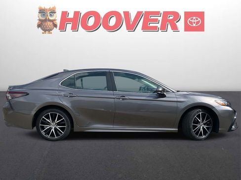 Used 2023 Toyota Camry SE image 2