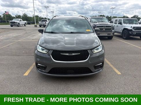 Used 2022 Chrysler Pacifica Touring-L FWD image 3
