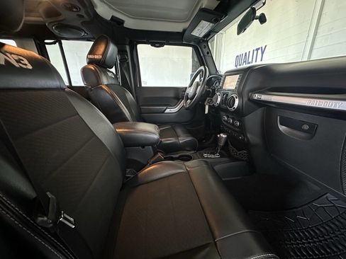 Used 2012 Jeep Wrangler Unlimited Rubicon image 23