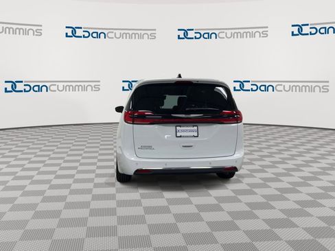 Used 2025 Chrysler Pacifica Select FWD image 7