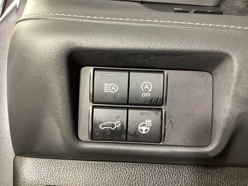Used 2024 Toyota Highlander XLE AWD/4WD image 19