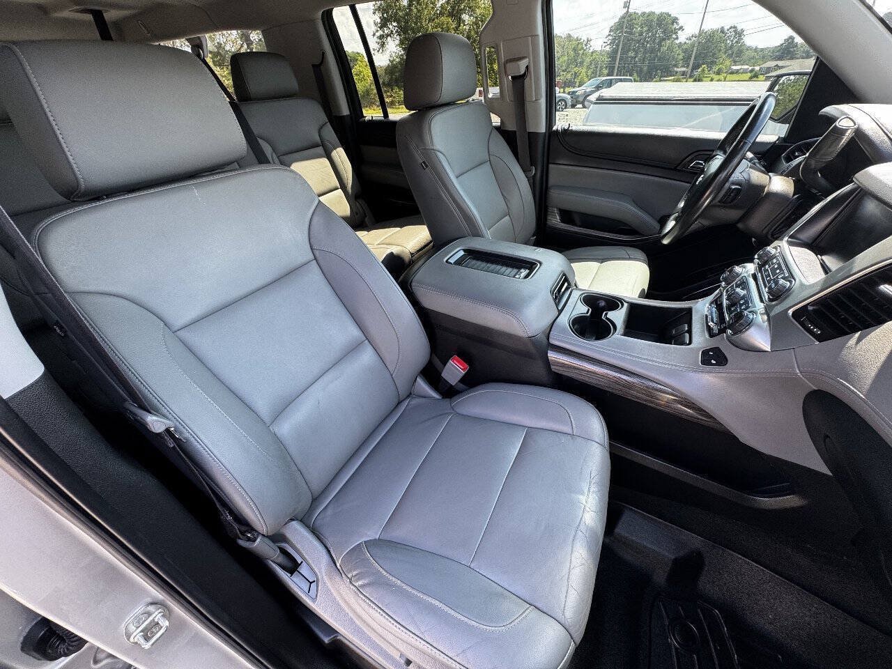Used 2017 Chevrolet Suburban LT w/ Luxury Package RWD image 10