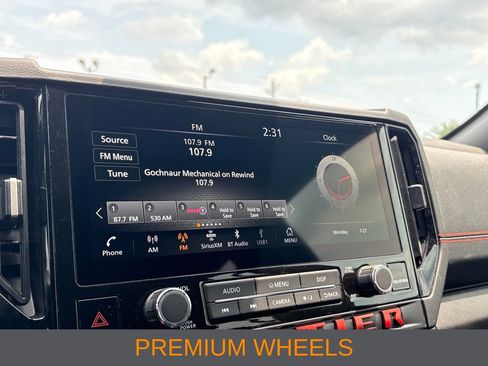 Used 2025 Nissan Frontier PRO-4X AWD/4WD image 13