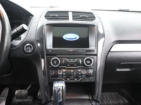Used 2017 Ford Explorer XLT w/ Equipment Group 202A AWD/4WD image 14