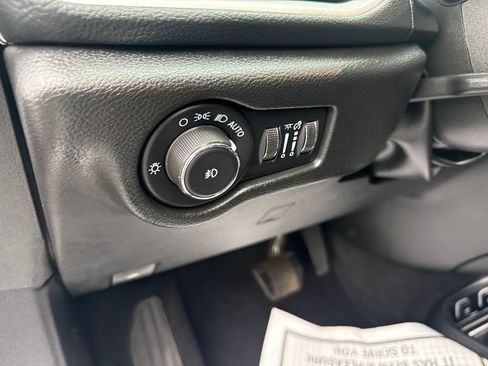 Used 2021 Chrysler Pacifica Touring-L w/ Uconnect Theater Family Group FWD image 27