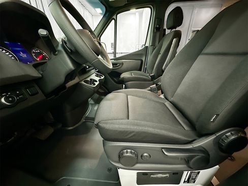 Used 2025 Mercedes-Benz Sprinter 2500 image 21