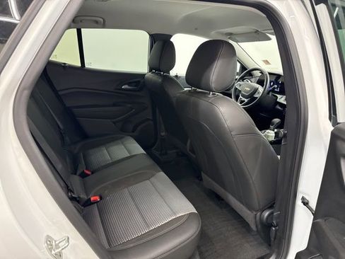 Used 2025 Chevrolet Trax LT w/ LT Convenience Package FWD image 12