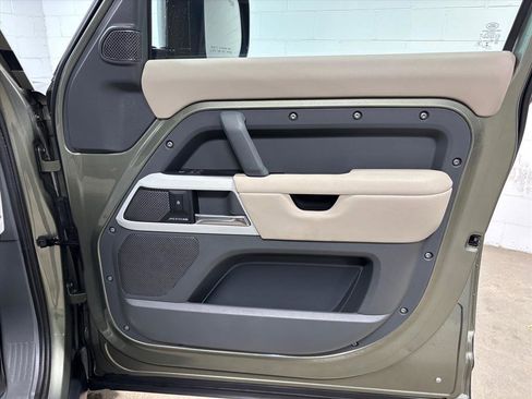 Used 2020 Land Rover Defender 110 First Edition image 33