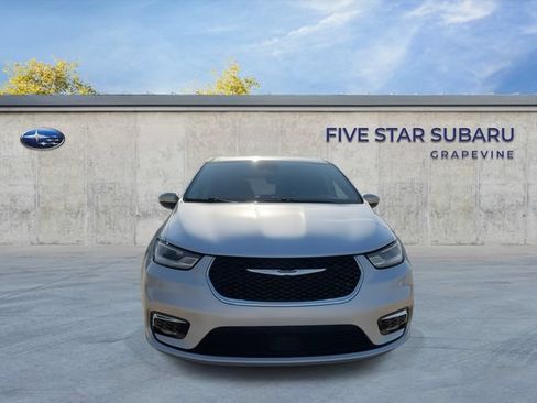 Used 2023 Chrysler Pacifica Touring-L FWD image 3