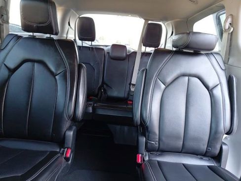 Used 2024 Chrysler Pacifica Touring-L FWD image 25