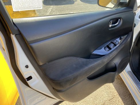 Used 2015 Nissan Leaf SV image 13