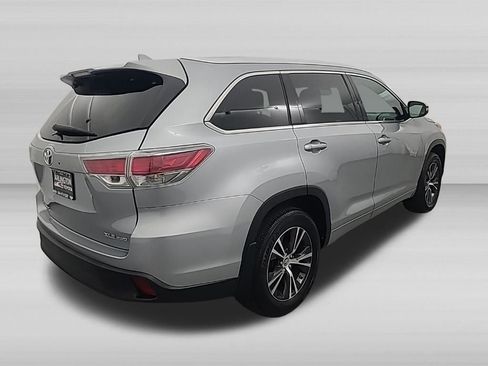 Used 2016 Toyota Highlander XLE AWD/4WD image 3