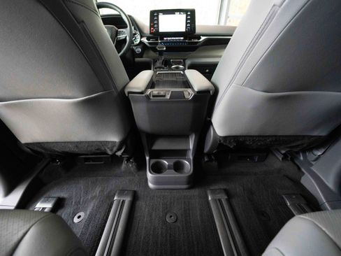 Used 2024 Toyota Sienna Limited AWD/4WD image 22