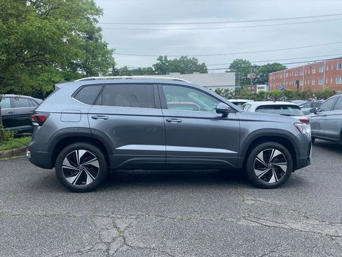 Used 2025 Volkswagen Taos SE AWD/4WD image 2