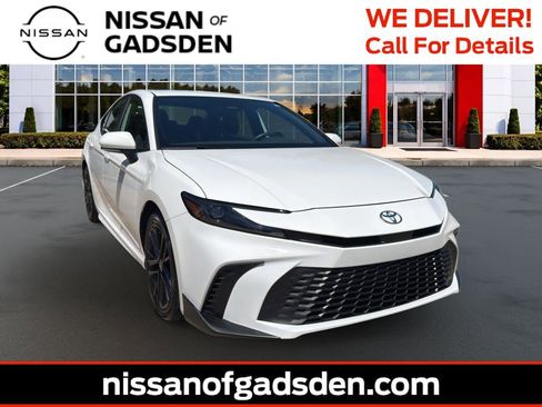 Used 2025 Toyota Camry SE FWD image 1