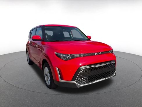 Used 2025 Kia Soul LX w/ LX Technology Package FWD image 2