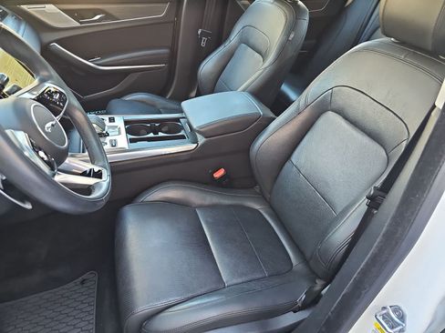 Used 2022 Jaguar XF SE RWD image 15