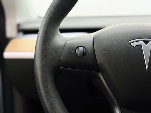 Used 2021 Tesla Model Y Long Range image 17