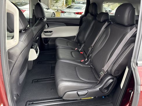 Used 2024 Kia Carnival LX image 10