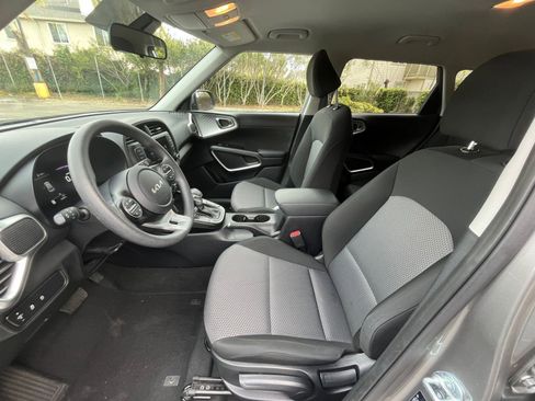 Used 2025 Kia Soul LX w/ LX Technology Package image 24