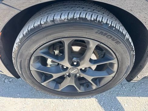 Used 2025 Chrysler Pacifica Limited FWD image 11
