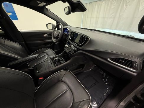 Used 2022 Chrysler Pacifica Limited w/ Uconnect Theater Family Group image 8