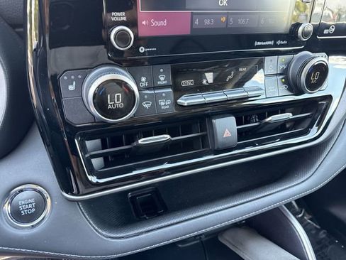 Used 2022 Toyota Highlander XLE image 19