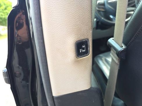 Used 2017 Chrysler Pacifica Touring-L FWD image 12