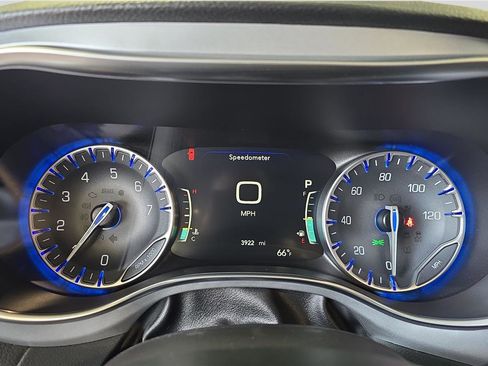 Used 2026 Chrysler Pacifica Limited image 10